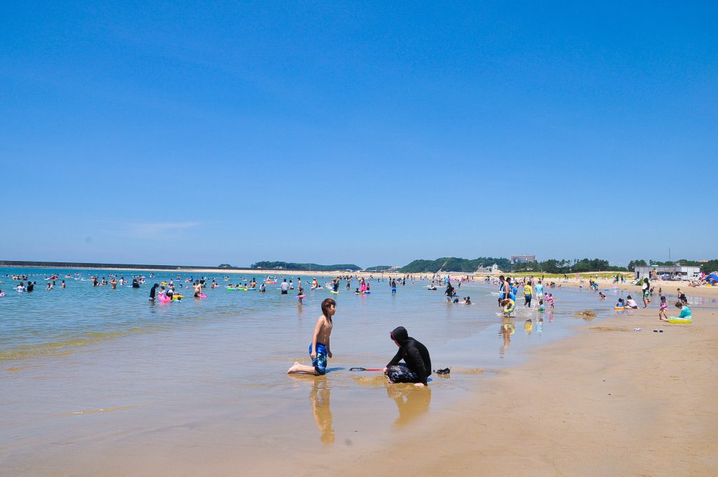 芦屋海岸 海水浴 響灘に面して延長1kmほどの浜辺が広がる芦屋海岸 すぐ隣にはレジャープール Aquasian アクアシアン 芦屋町観光協会